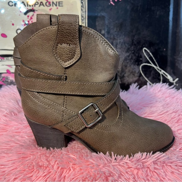 Unleashed by rocket dog western ankle boots with a chunky heel. Women’s size 7. - Picture 3 of 6